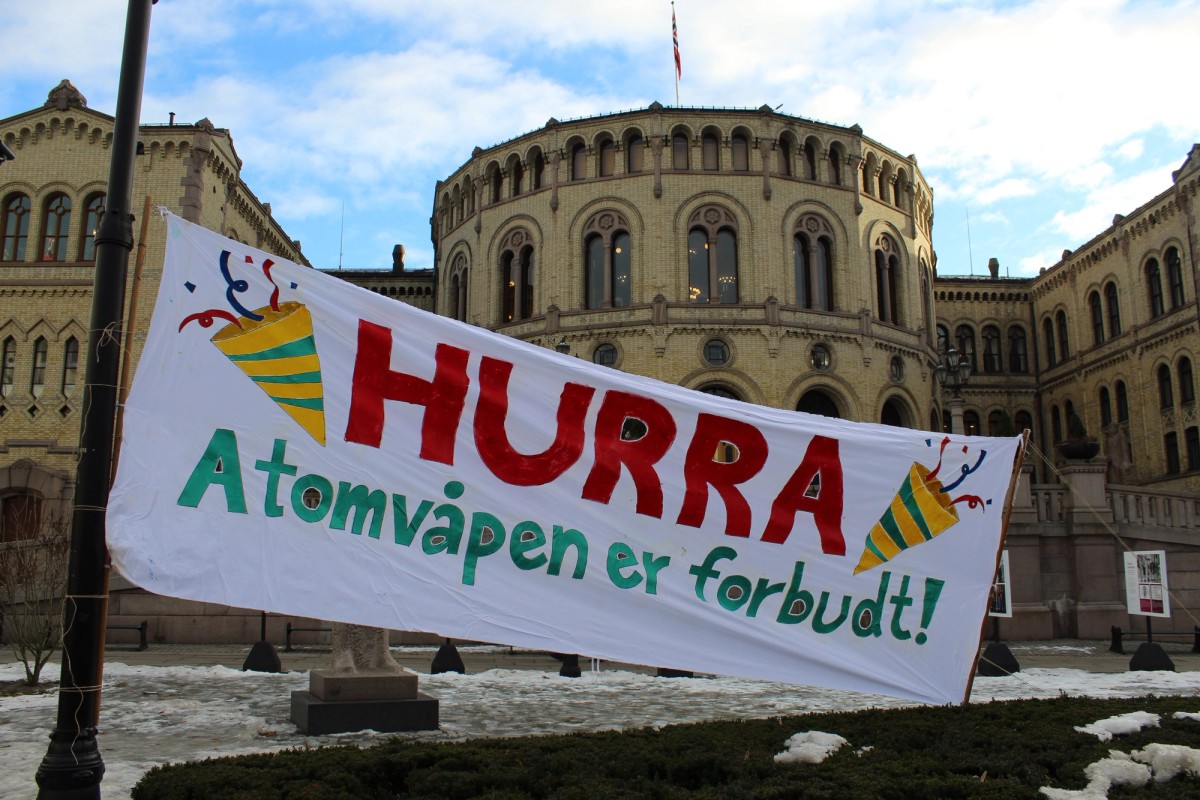 FNs atomvåpenforbud må markeres høylytt. Her fra 2021 utenfor stortinget. Foto: Nei til Atomvåpen