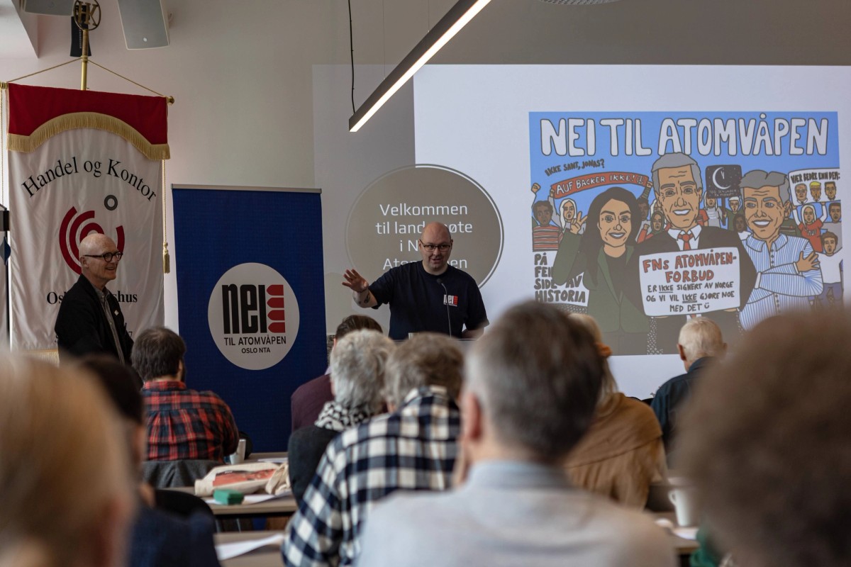 Daglig leder Daniel Gudbrandsen Farsjø åpner landsmøtet 2026, foran en roll-up med NTAs logo. Foto: Olav Helland