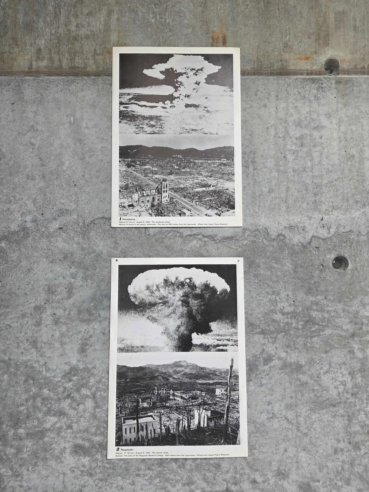Bilder av atomvåpenangrepet på Hiroshima og Nagasaki, øverst fra luften og nederst etter bombene.
