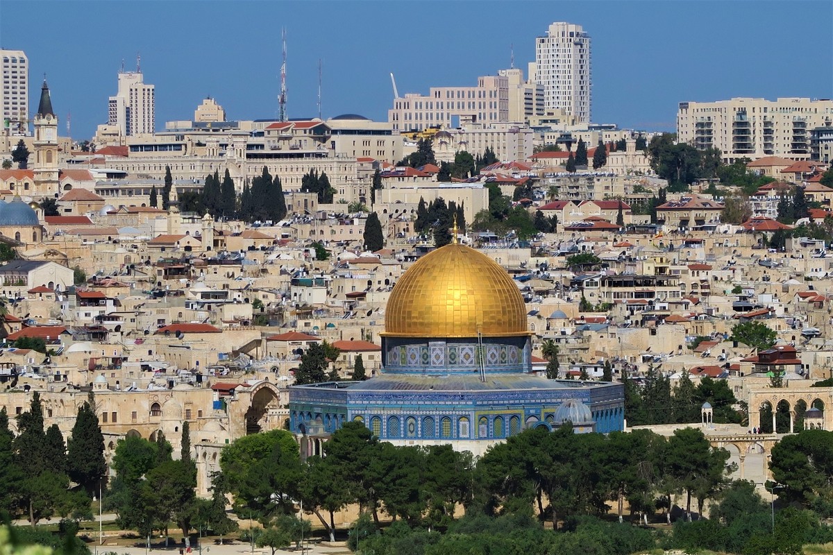 Den gyldne Klippedomen skinner midt i Jerusalem.