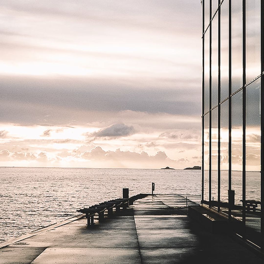 Foto av Bølgen kulturhus fra utsiden og ut mot havet.