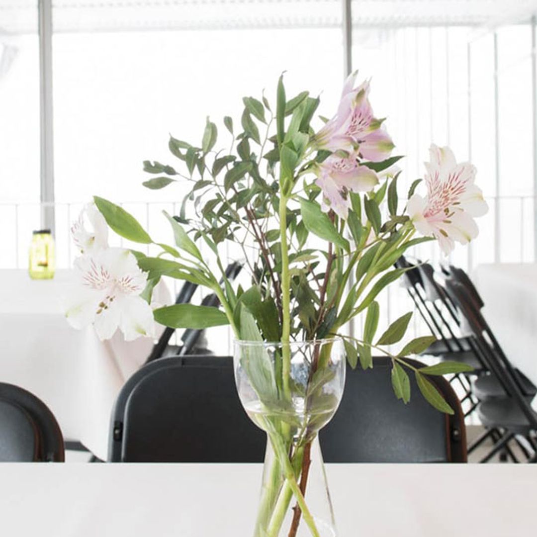 Stemningsbilde med blomster og bord og stoler.