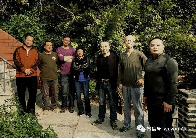 居中者为女海燕，最健美者为男海燕