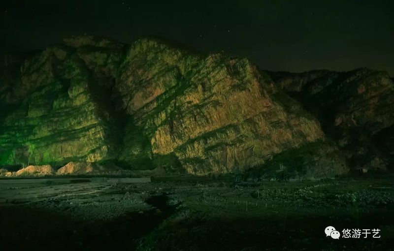 深夜，倚拒马河围栏10秒拍微光中的野山