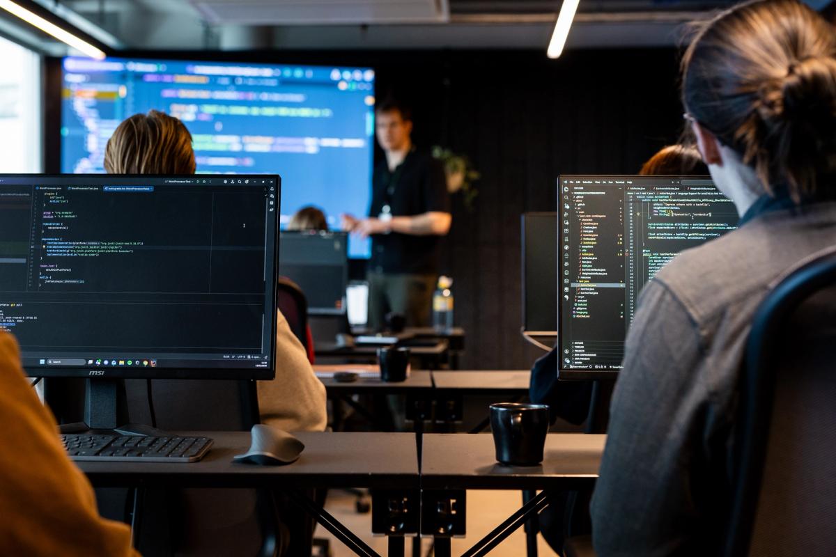 Nyutdannet innen AI eller Machine Learning? Ta kompetansen din ut i virkelige systemer ∞