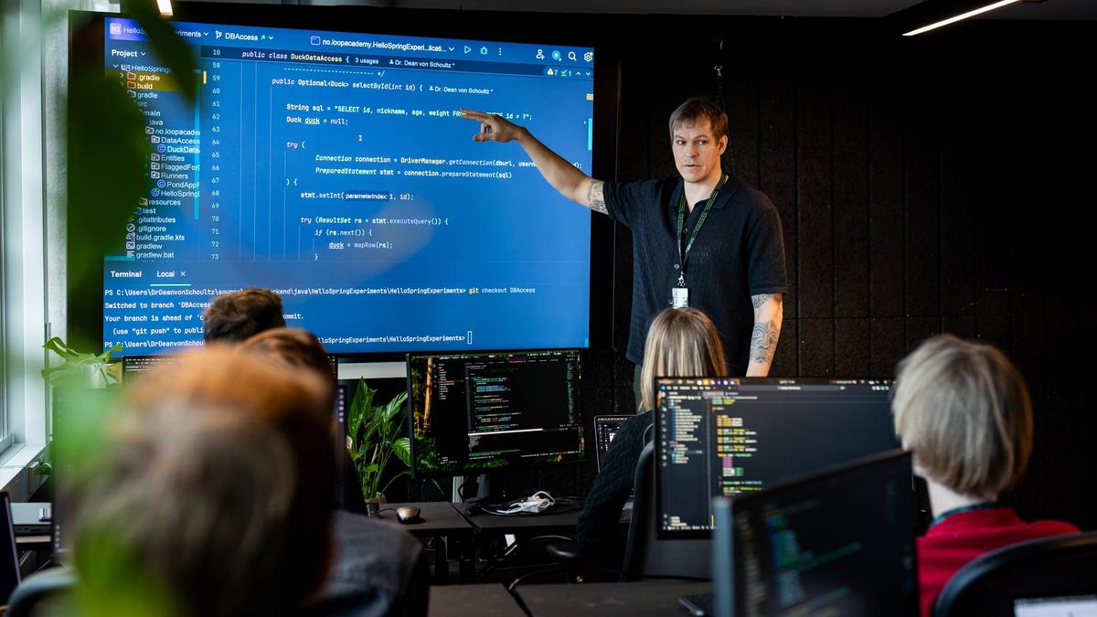 Fysisk klasserom og små klasser - derfor underviser vi slik