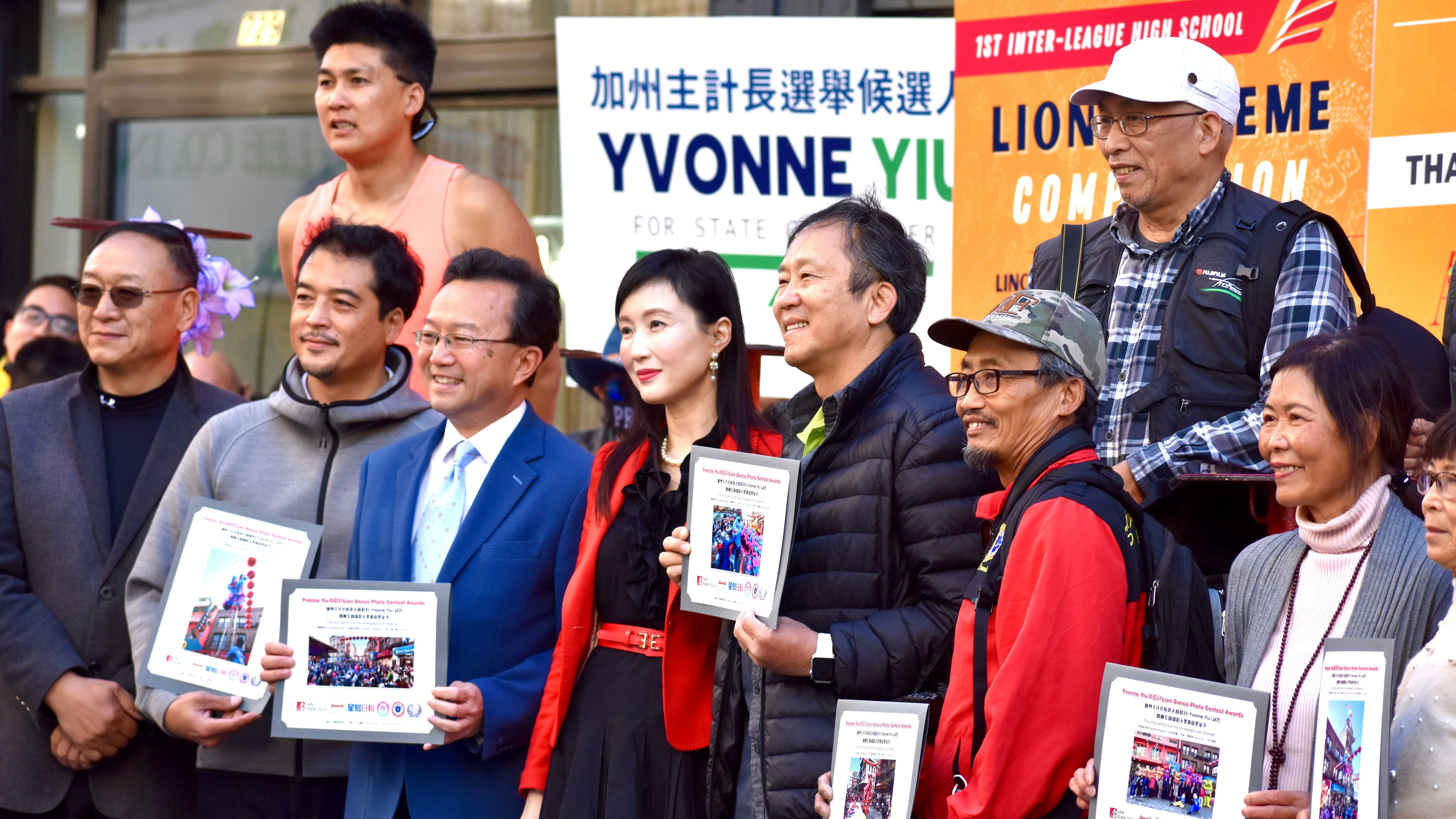 Yvonne Yiu (center on front row), candidate running for State Controller on June 7 Election, sponsors the photo contests for the first high school lion dance competition. The winners are announced in Chinatown. Photo by Portia Li