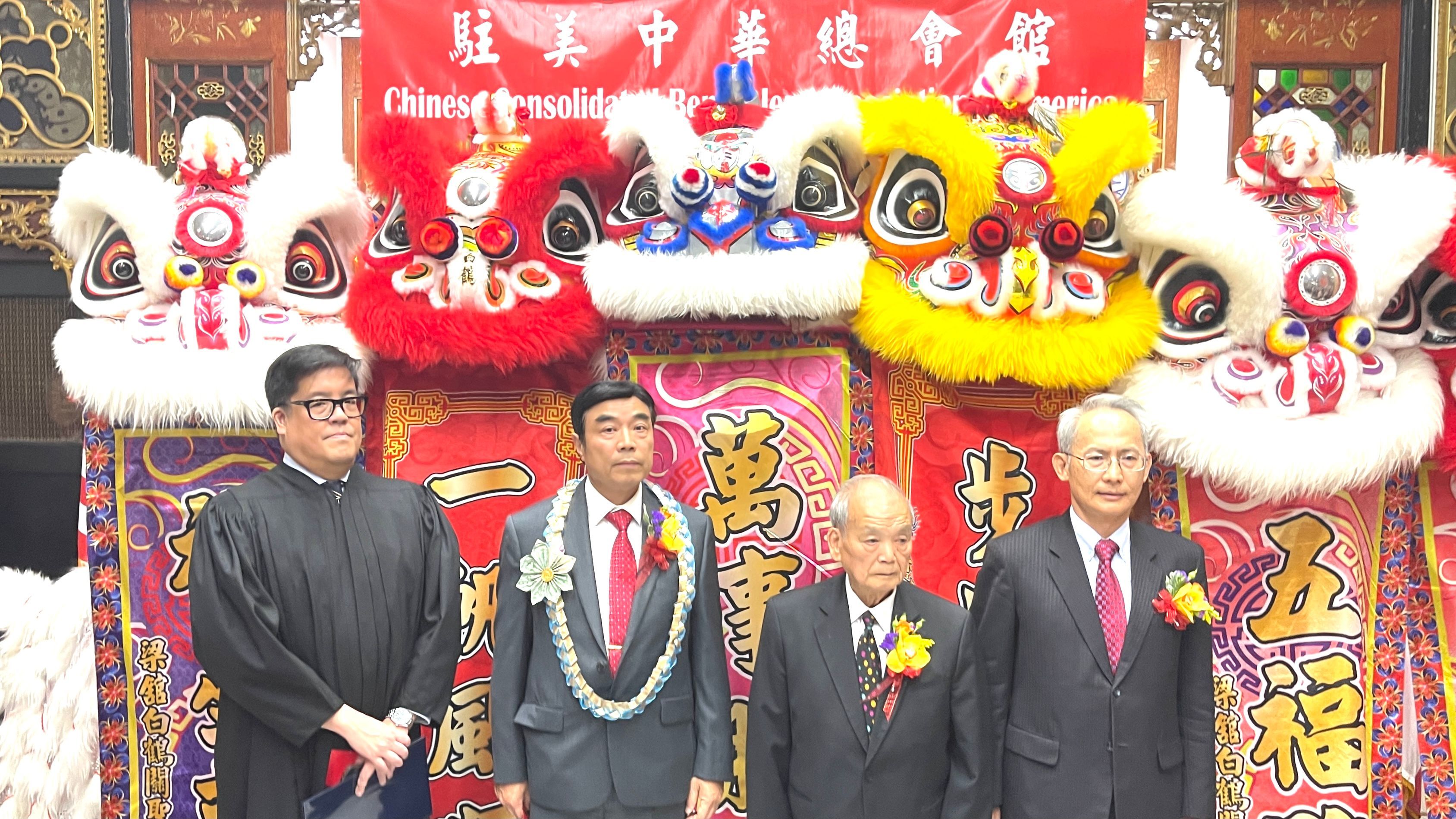 Alex Tse (first from left) becomes the first federal judge to administer the oath ceremony for Presiding President in the 140-year history of CCBA. Photo by Portia Li