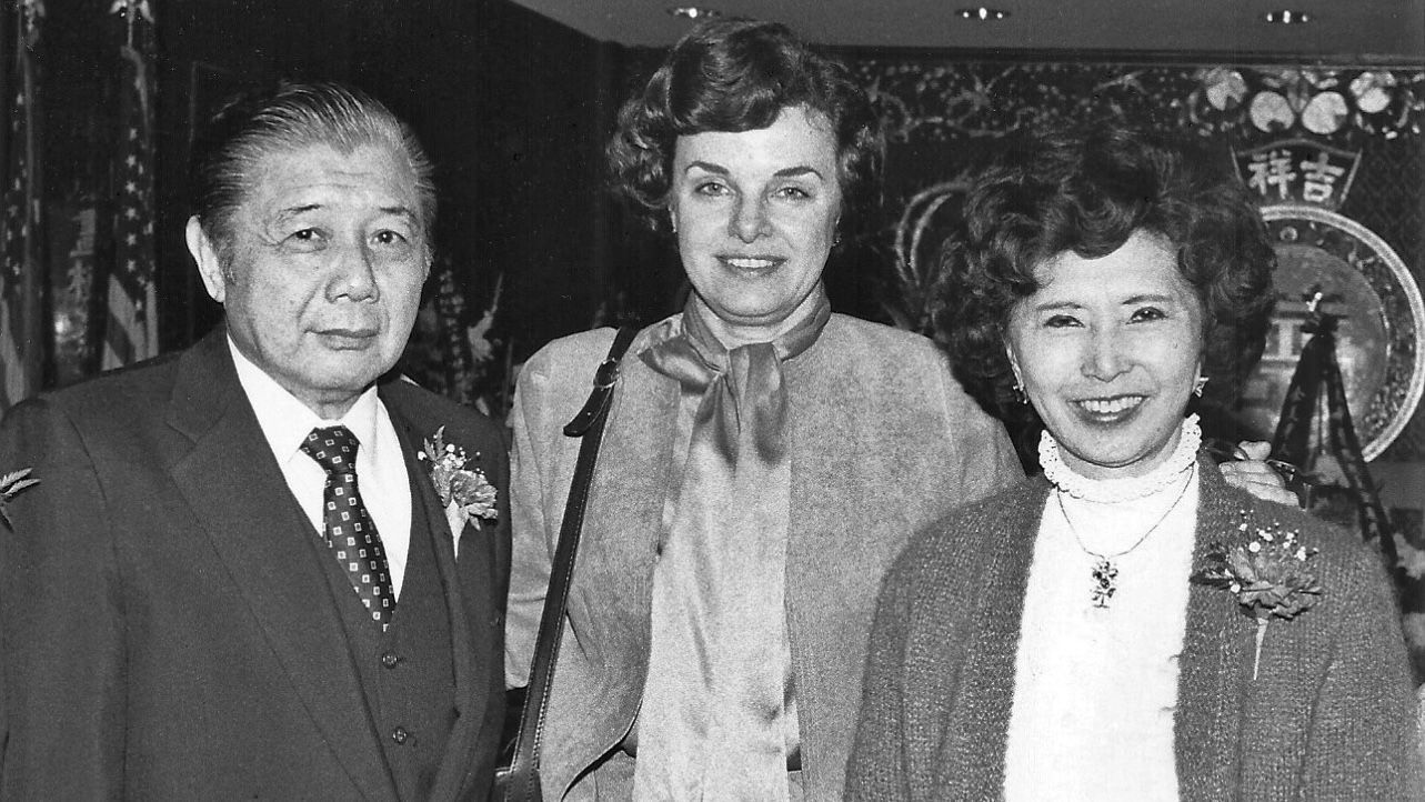 Dianne Feinstein (center) always joined the gatherings in Chinatown and took photo with Secretary of State March Fong Yu (right) and Chinatown leader Jack Lee (left). Photo by Ben Kwan