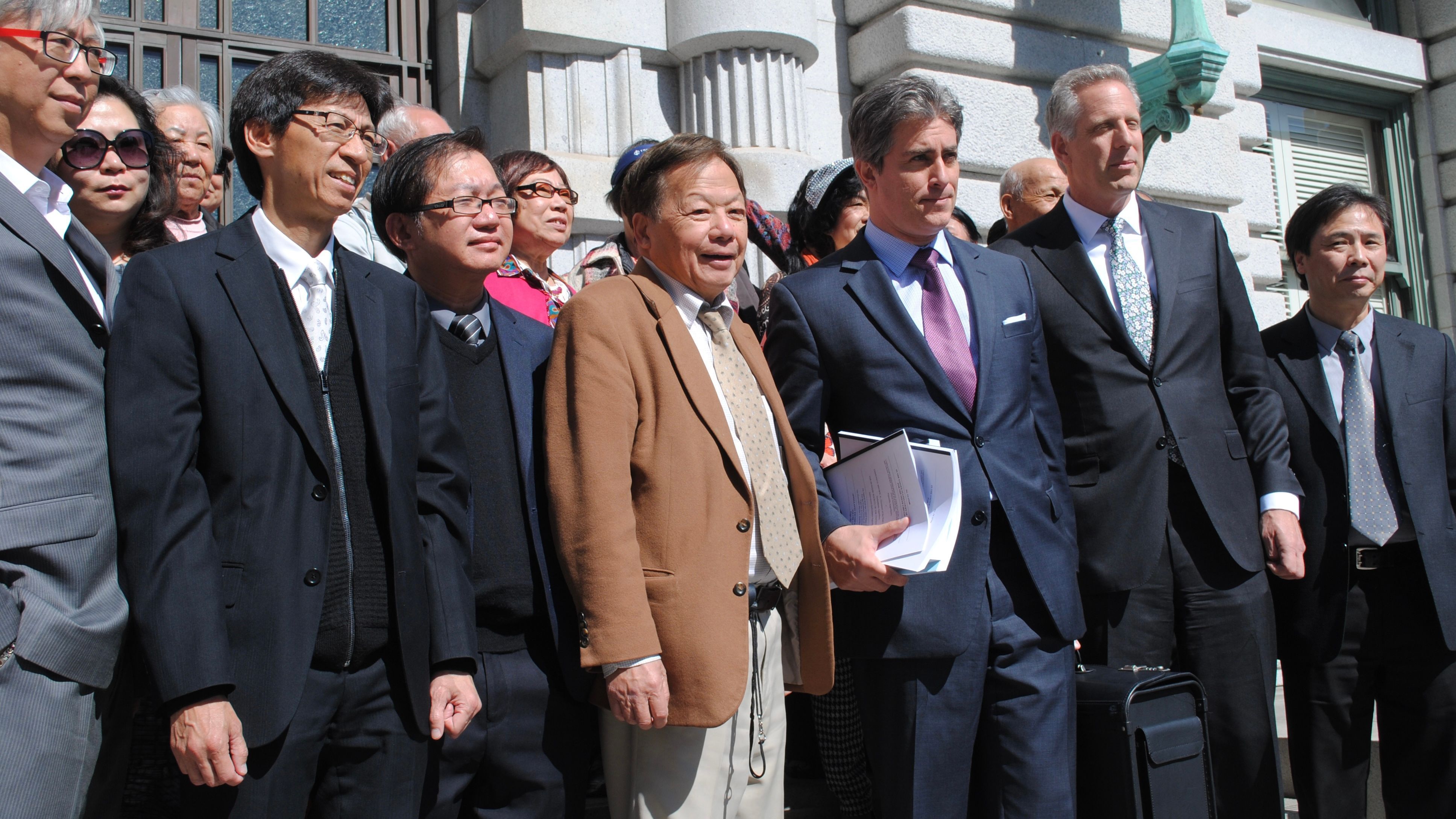 Pius Lee (center) joined the community fought against the shark fin ban legislation to the U.S. Supreme Court. Two attorneys, Joe Breall and Michael Tenenbaum (2nd and 3rd from far right) argued at the 9th Circuit Court of Appeals. Photo by Portia Li