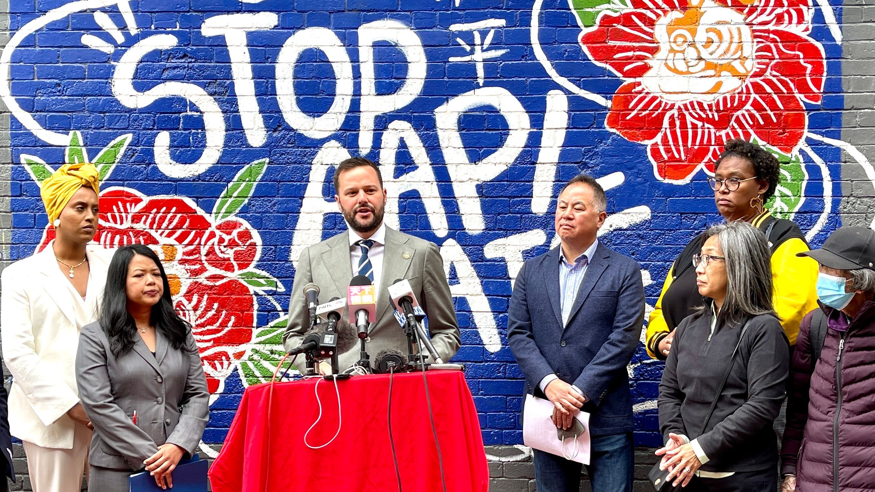 State Assemblymember Matt Haney（center) hosts a press conference in Chinatown to announce legislations to combat anti-Asian hate crime. Photo by Portia Li