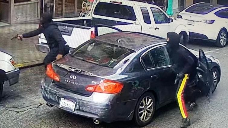 Two suspects rob a tourist from China at gunpoint on 900 block Grant Avenue in San Francisco Chinatown on December 7 in broad daylight. Courtesy photo