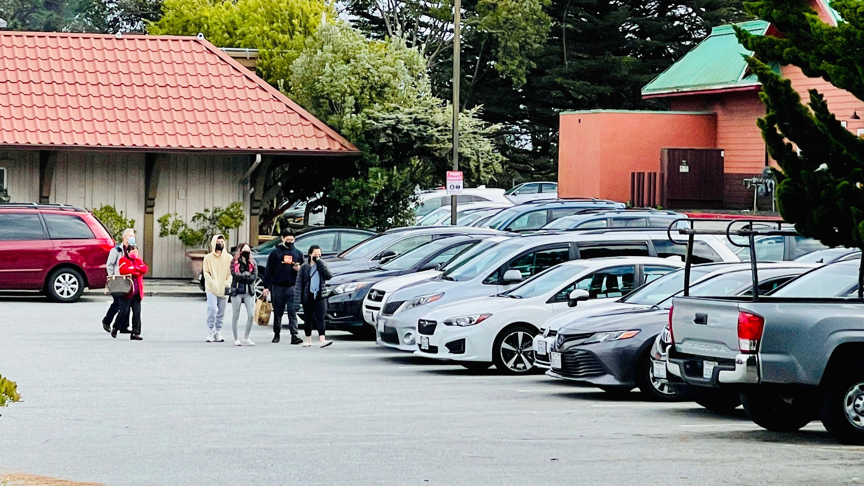 Robberies and car break-ins occurred in Daly City Serramonte parking lots outside the Chinese restaurants in recent months. Photo by Portia Li