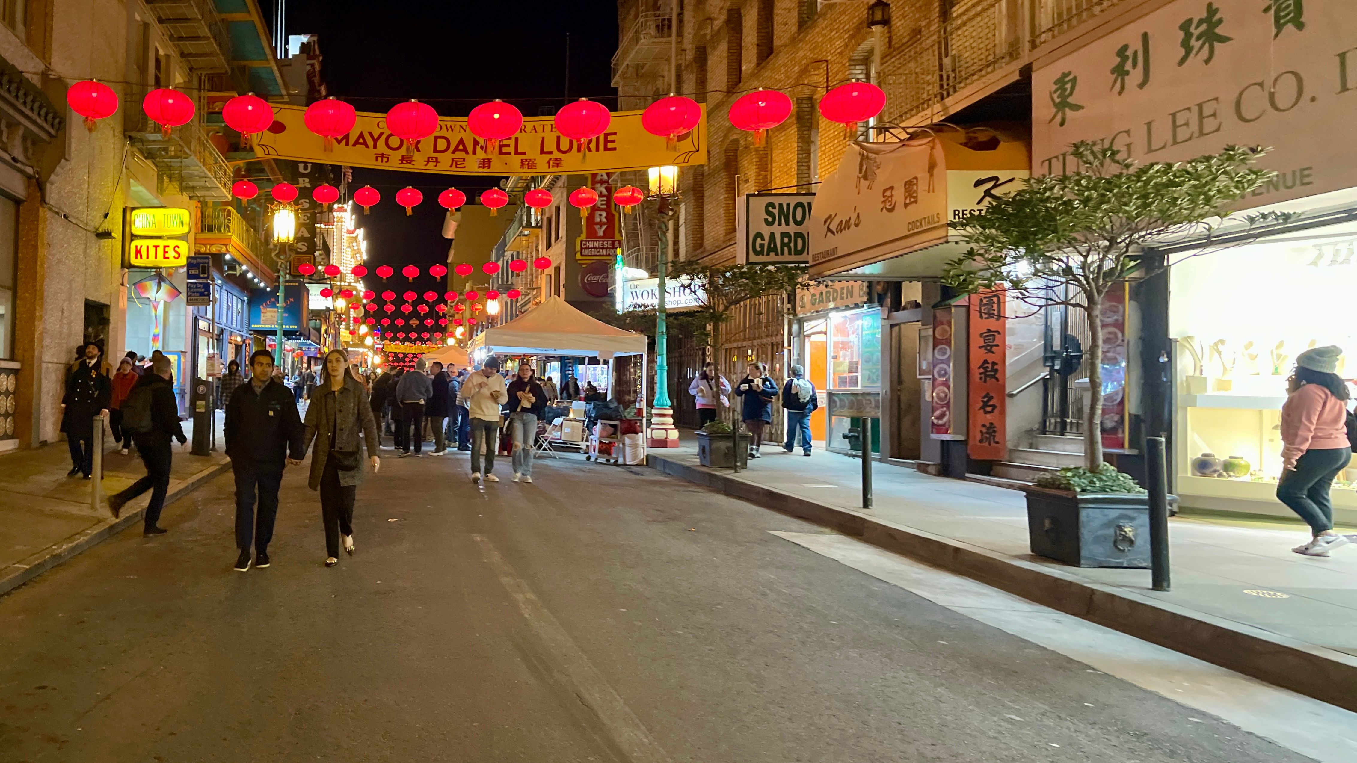 The Inauguration Day Chinatown Night Market held on January 8, 2205 is hosted and funded by Mayor Daniel Lurie and partnered with BeChinatown which manages the night market event and invites vendors to participate. Lots of empty spaces can be seen in the venue along Grant Avenue and could be accommodated more vendors. Photo by Wind Newspaper 