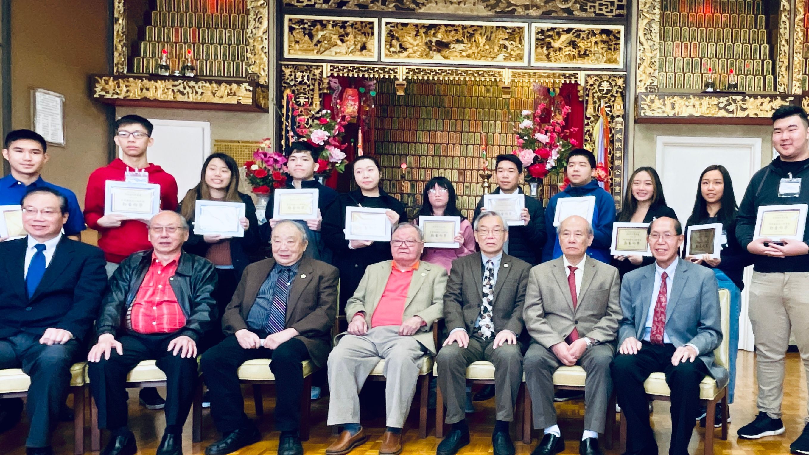 Kai Man Lee (center in front row), Founder of the Memorial Education Grant, honored the student winners in the Lee Family Association. Photo by Portia Li