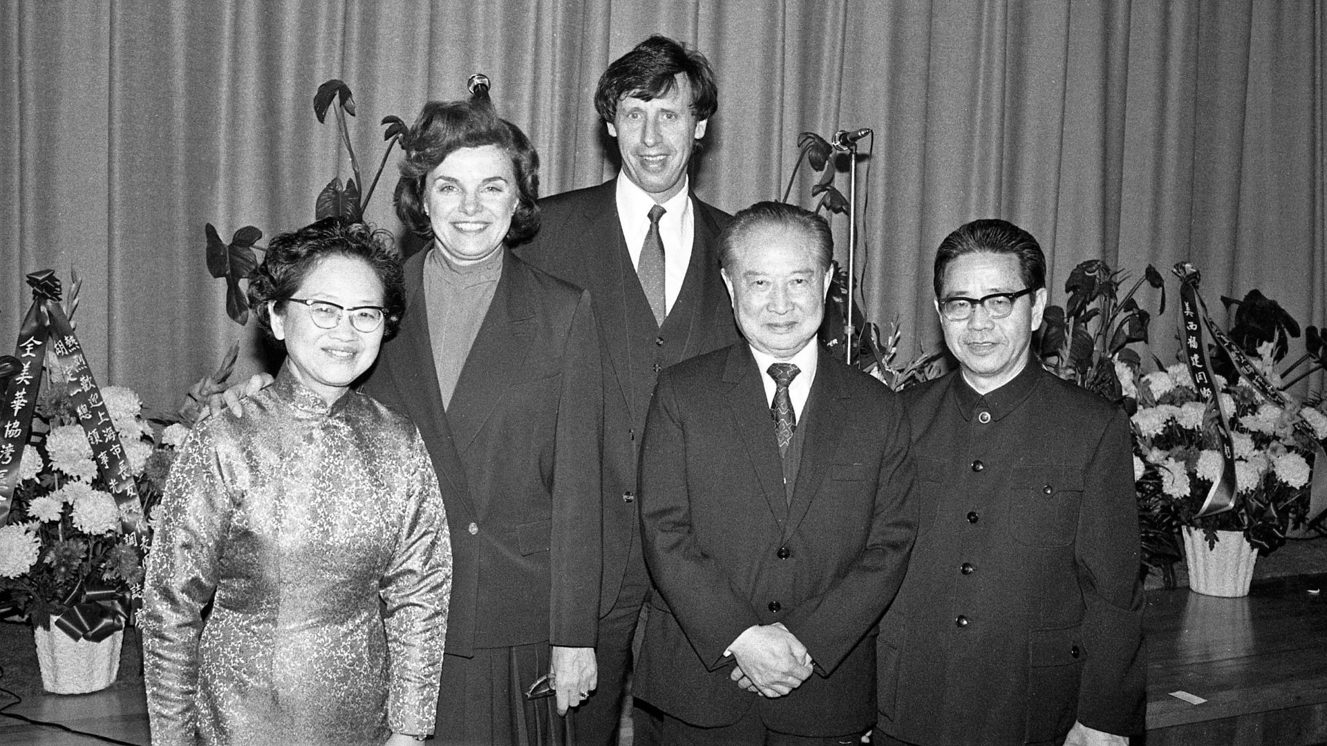 SF Mayor Dianne Feinstein and husband Richard Blum welcomed Mayor of Shanghai Wang Daohan (second from far right) visiting the City in 1983. Chinese Consul General to SF Hu Dingyi and his wife joined the meeting. Photo by Ben Kwan