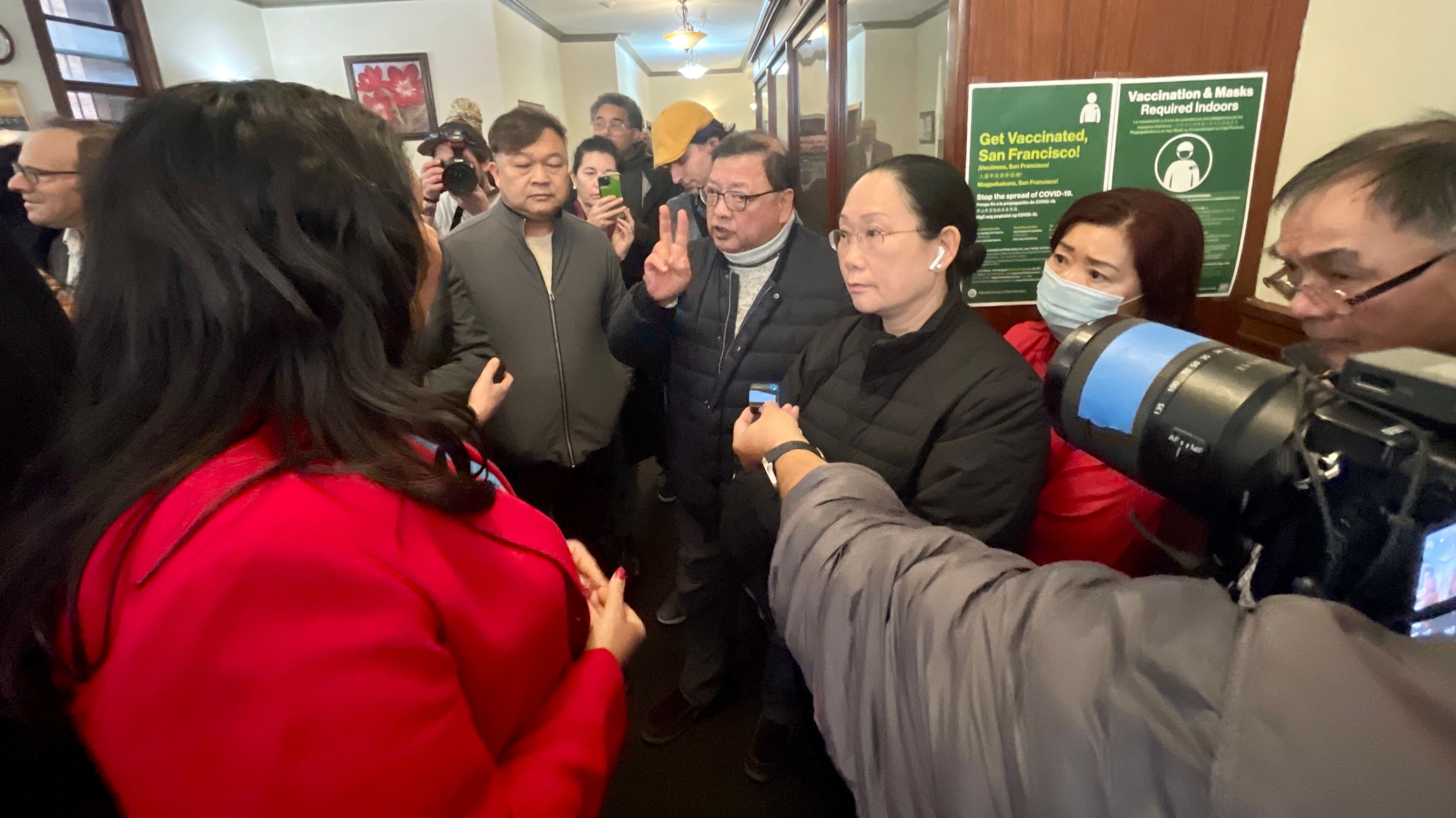 Chinatown Merchants United Association President Ed Siu (center) and his members question Mayor Breed why the Chinatown community is not informed of the plan. Photo by Portia Li