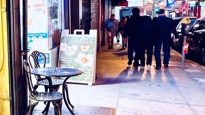 Starting August 16, small businesses in San Francisco can have tables and chairs on sidewalk outside their shops without paying fees for related permits under PermitSF legislation by Mayor Lurie. Photo by Portia Li