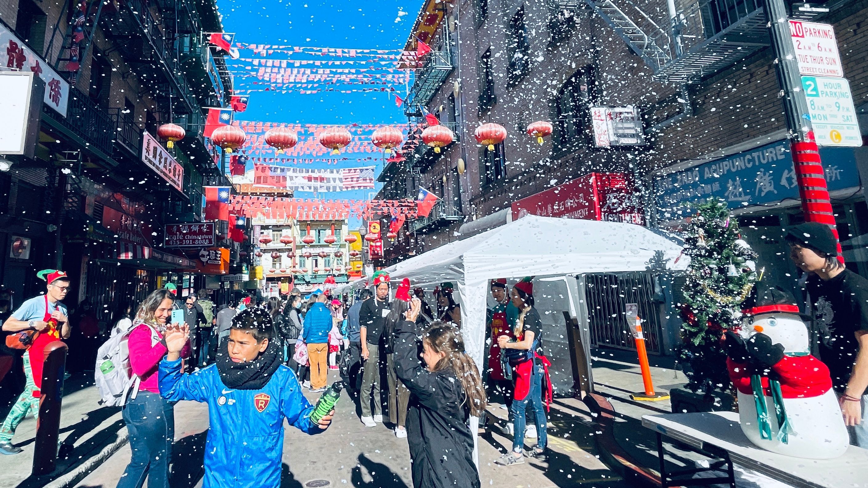 BeChinatown’s annual toy drive takes place on Dec. 16 at the Waverly Place in Chinatown. Hundreds of children receive free toys. Photo by Portia Li