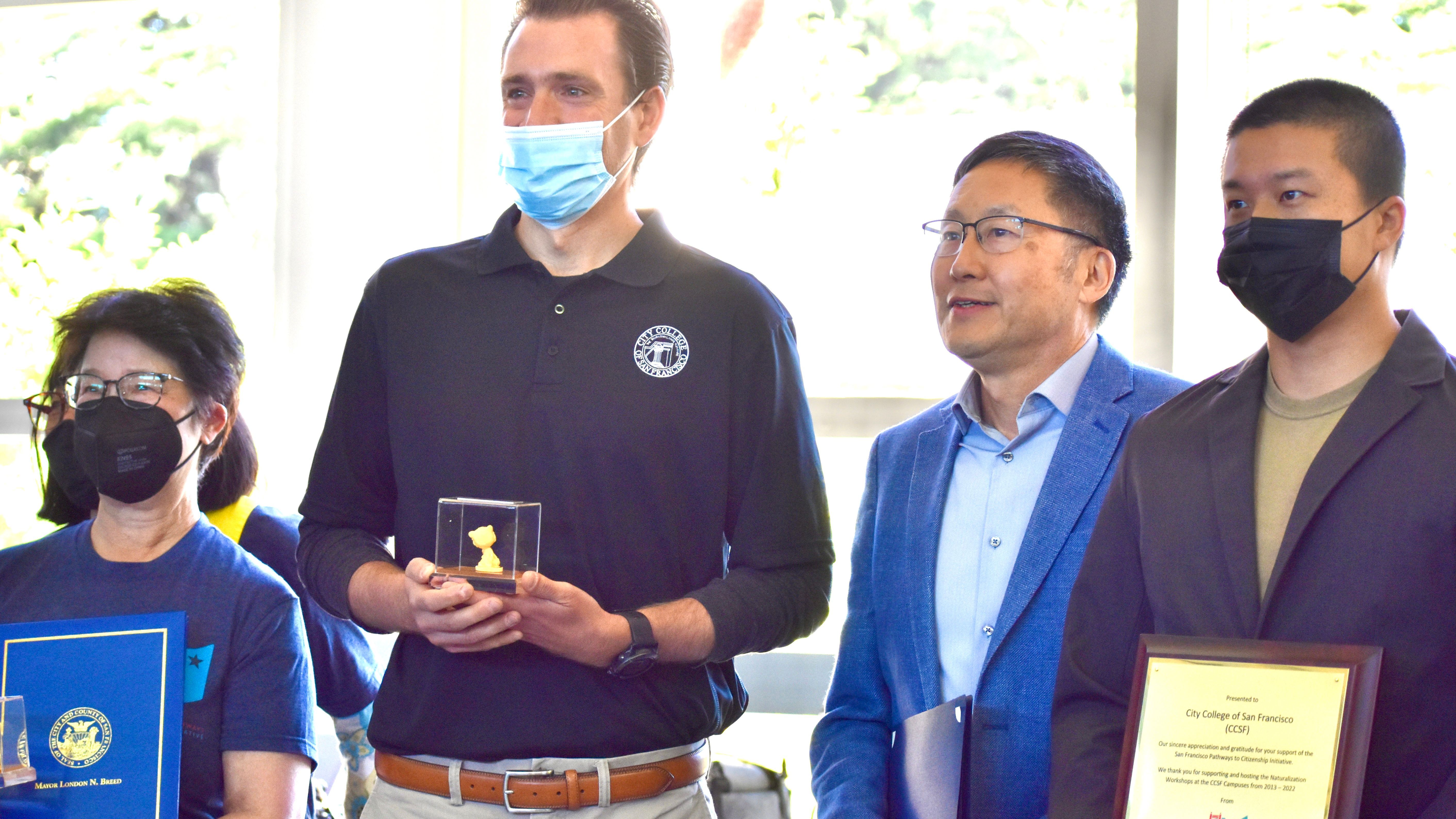 Supervisor Gordon Mar (second from far right) thanks City College Dean Jill Yee, Chancellor David Martin, and Trustee Alan Wong in support of citizenship initiative. Photo by Portia Li