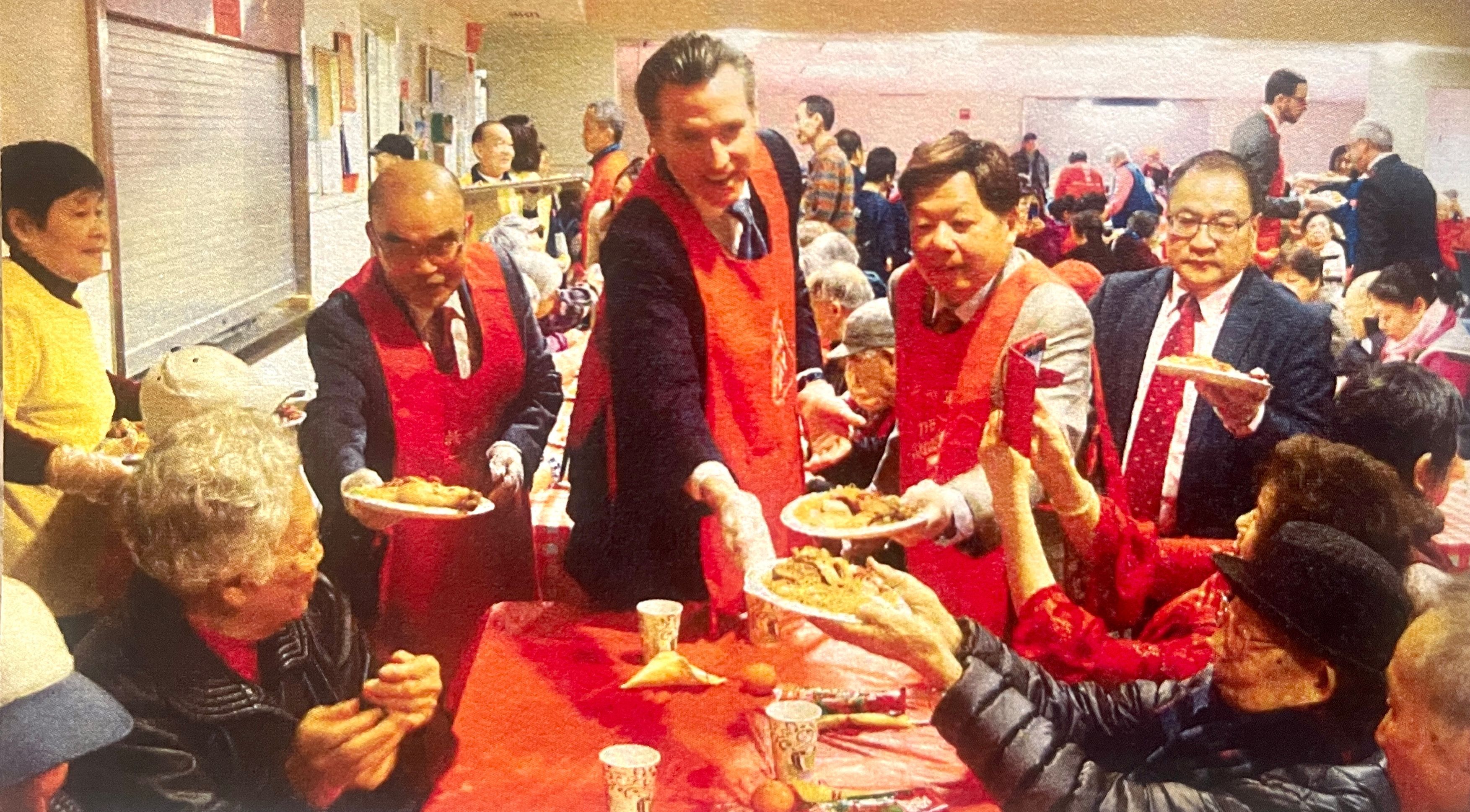 I sponsored a Chinese New Year Day luncheon at the Salvation Army Center in Chinatown in 2017 to invite 500 seniors to celebrate. Then Lieutenant Governor Gavin Newsom (center) and community leaders joined to serve the meals to seniors.