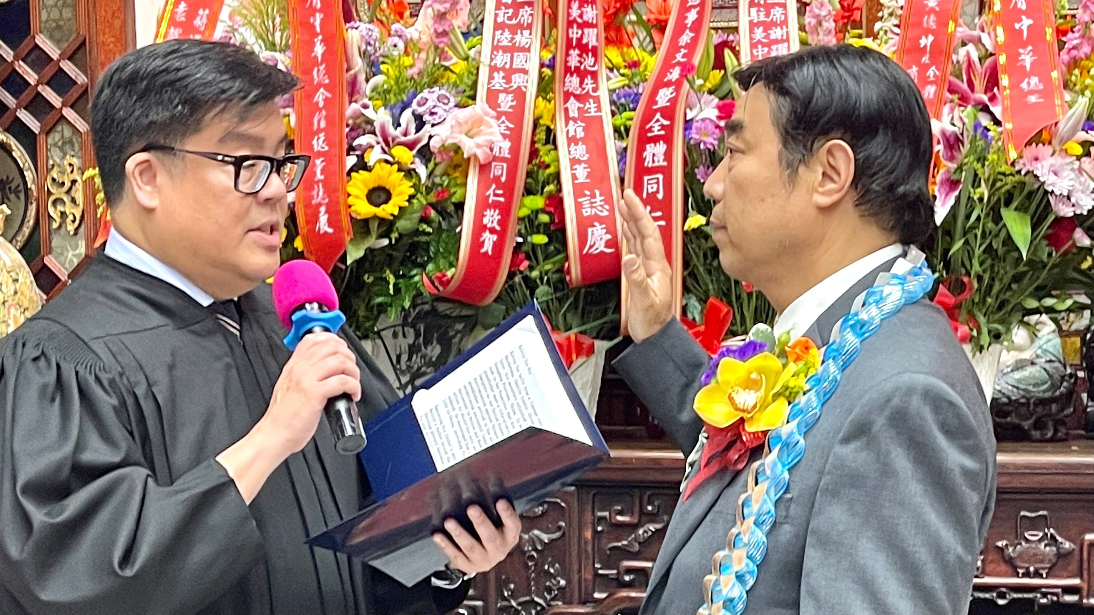 Federal Magistrate Judge Alex Tse (left) administers the oath ceremony for Kelvin Tse as the incoming Presiding President of CCBA. Photo by Portia Li