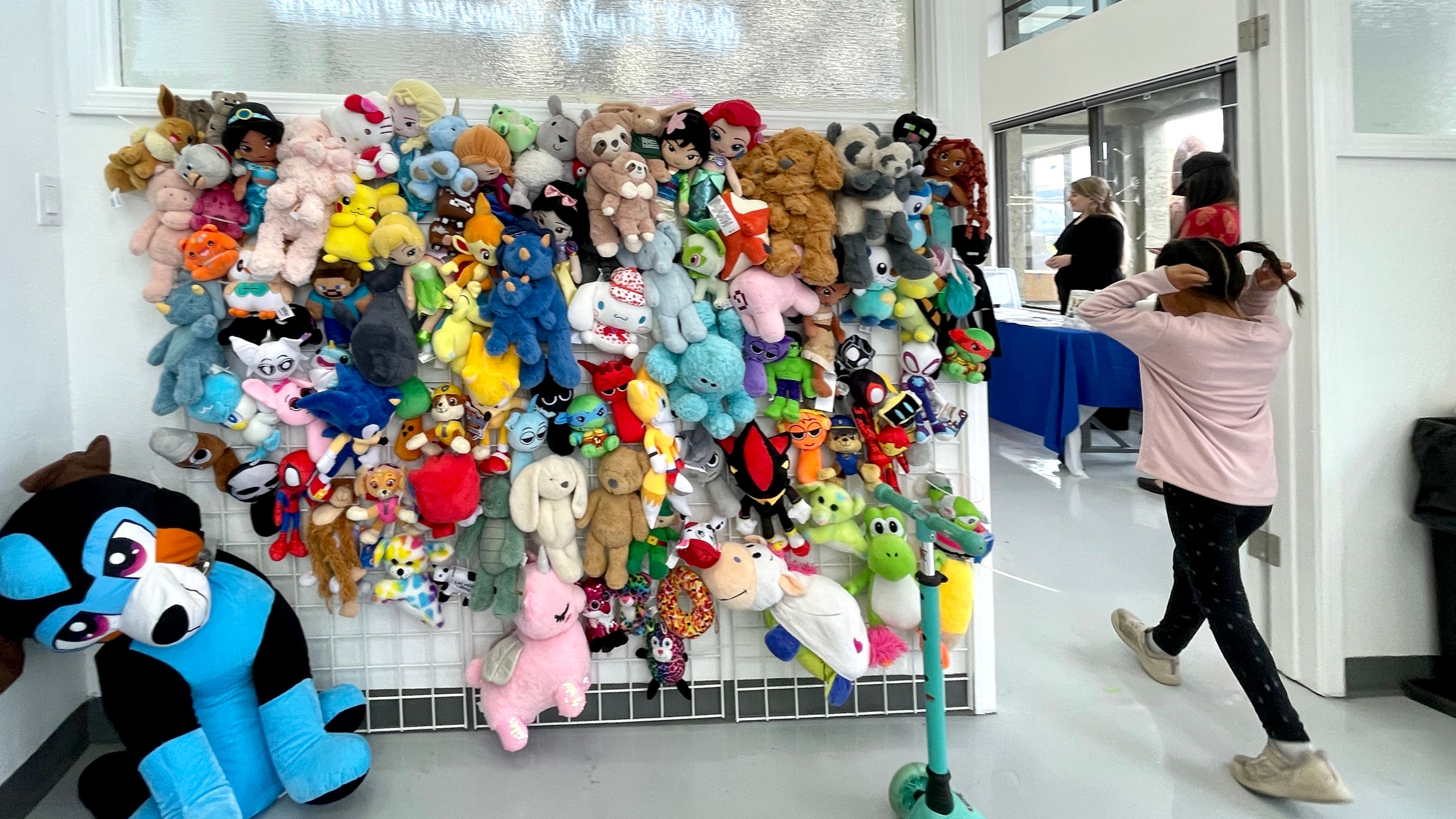 The newly-opened Excelsior center also serves as the hub for the Asian and Pacific Islander Family Resources Network (APIFRN) which is a collaborative program of over 20 agencies under APA Family Support Services. APIFRN provides comprehensive family support services to Asian and Pacific Islander (API) families with children aged 0–18 in San Francisco. Photo by Portia Li