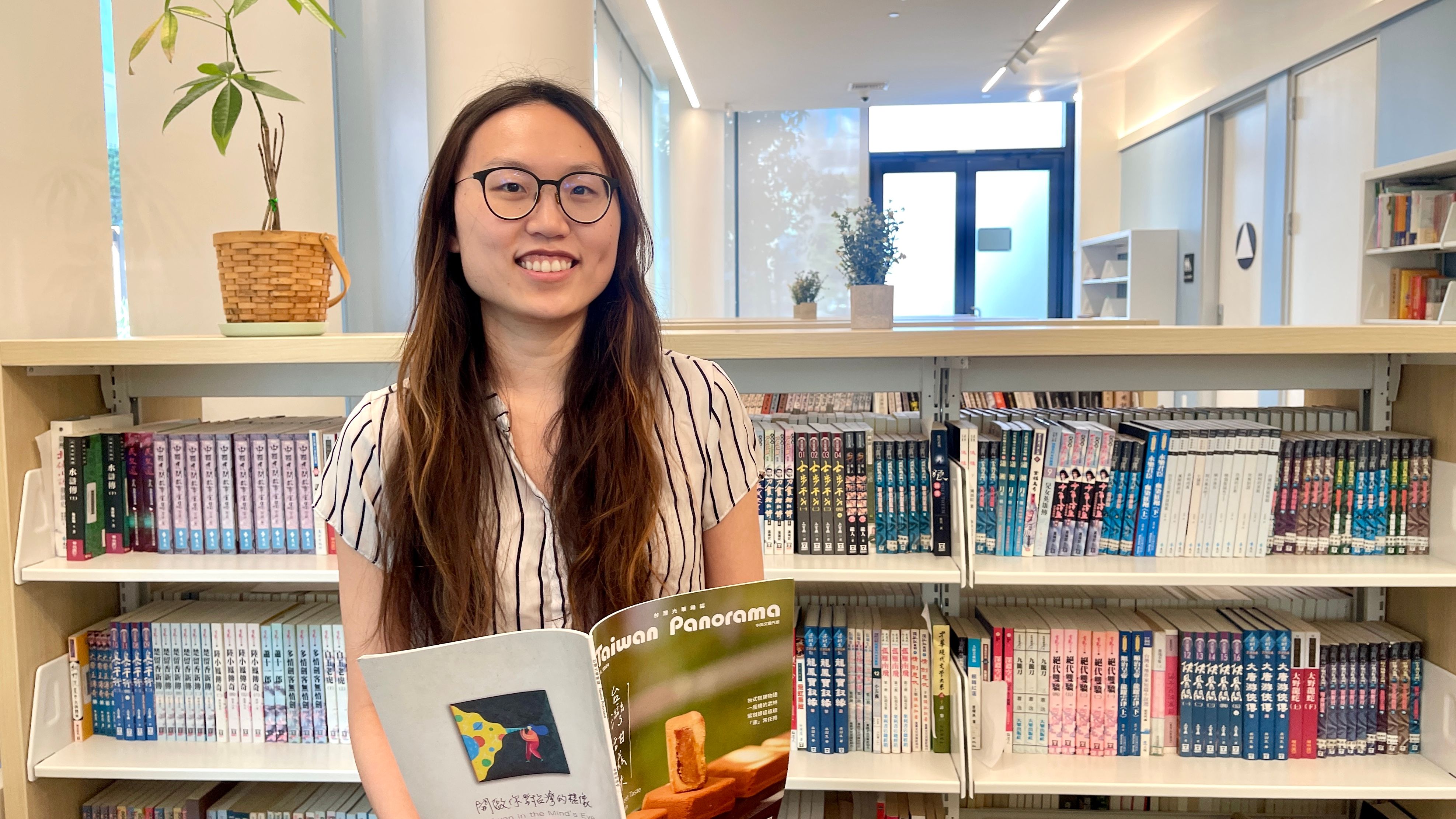 Tai Hsin Liu, Deputy Director of the Overseas Community Affairs Council Cultural Center in San Francisco, welcomes community members to come to visit their library service with books and magazines focused on Taiwan. Photo by Portia Li 