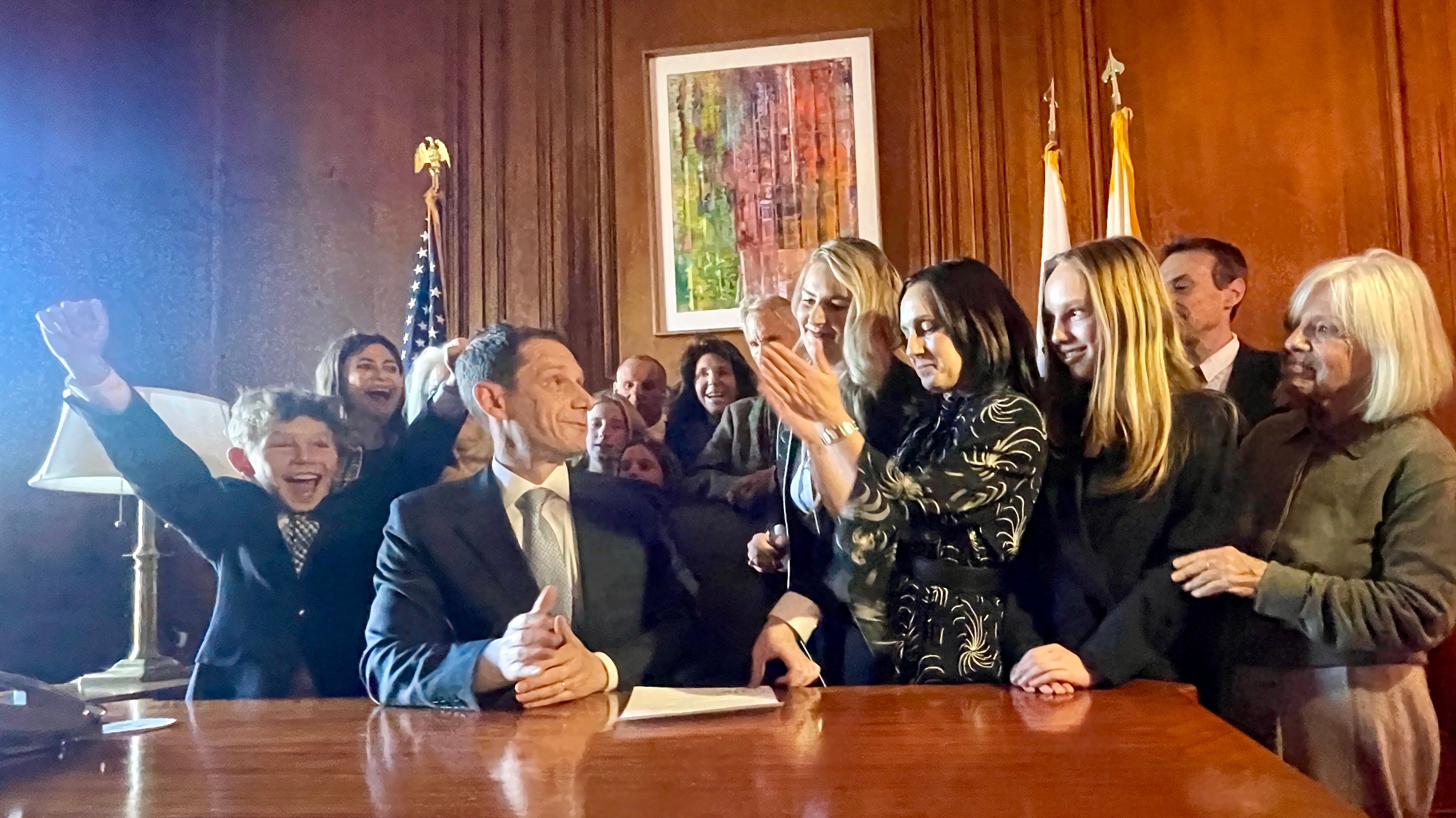 Daniel Lurie signs the certificate as the 46th Mayor of San Francisco in the Mayor’s Office with the company of his father, mother, wife, two children and family members. Photo by Portia Li 