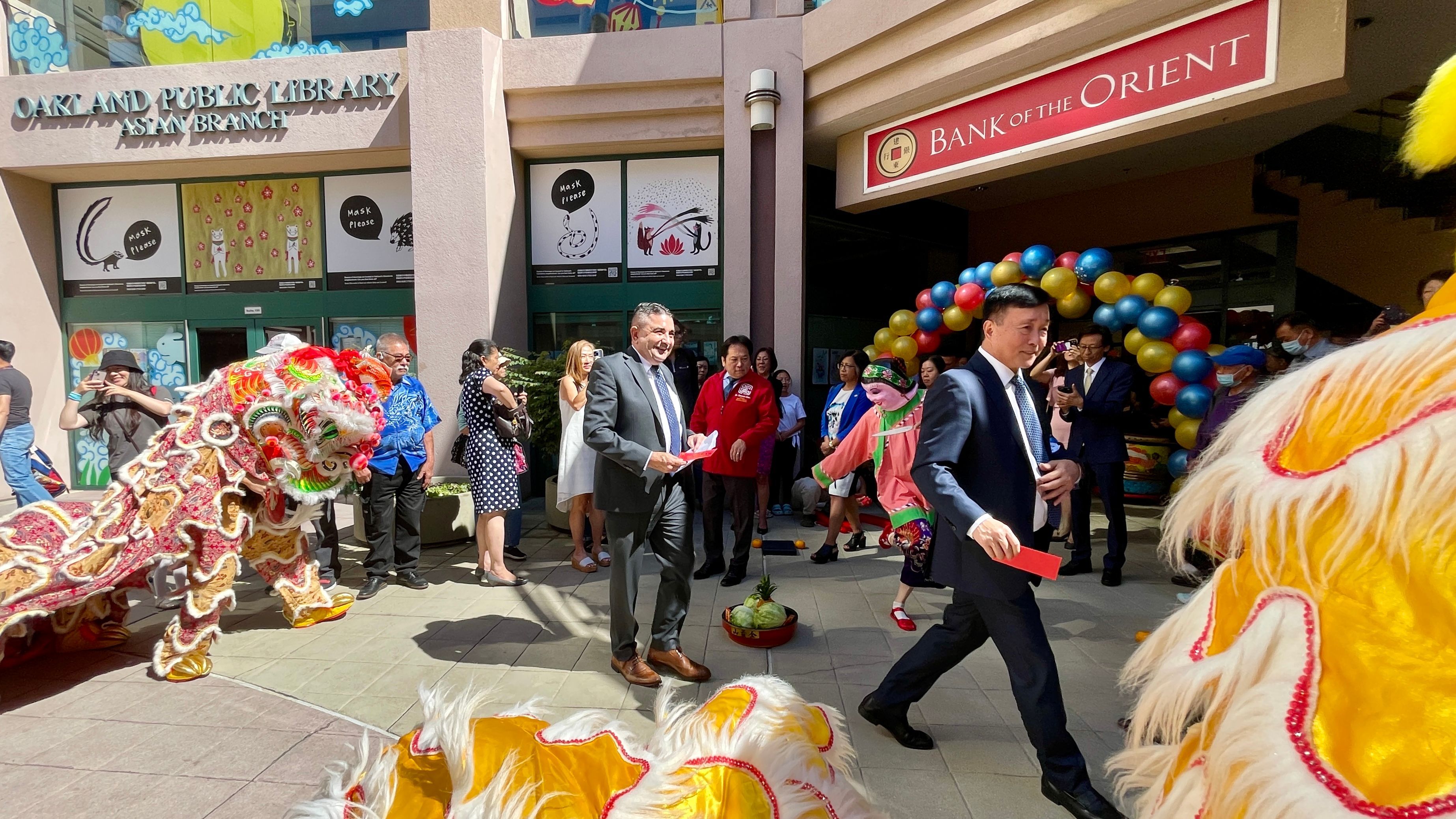 Bank of the Orient hosts a grand opening celebration of its newly-relocated branch at Oakland Chinatown. Photo by Portia Li