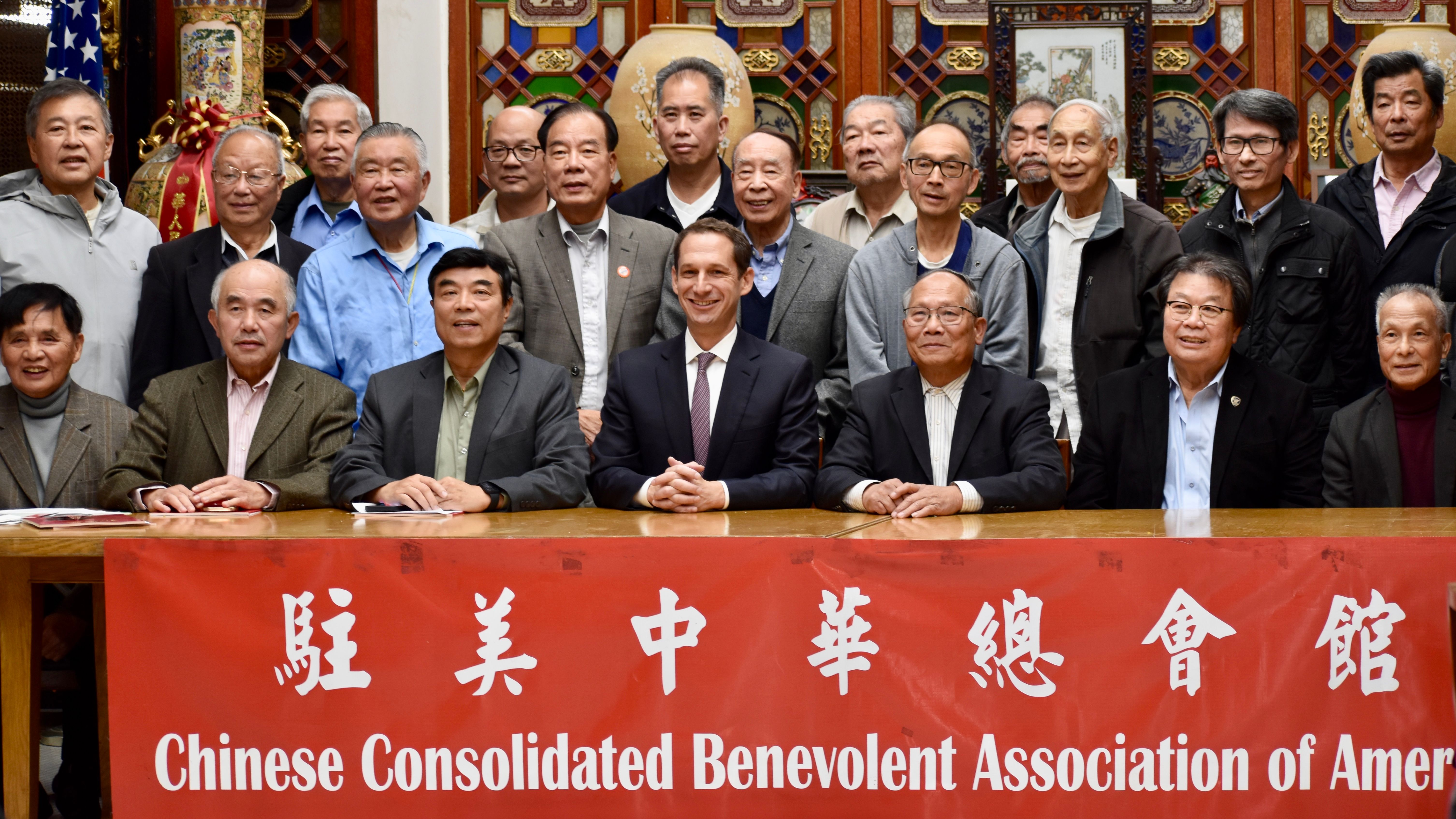 Mayor-Elect Daniel Lurie revisits the Chinese Consolidated Benevolent Association (CCBA) after the election. Members of the Board of Presidents and Board of Directors at CCBA are excited to take a group photo with Lurie. Photo by Portia Li