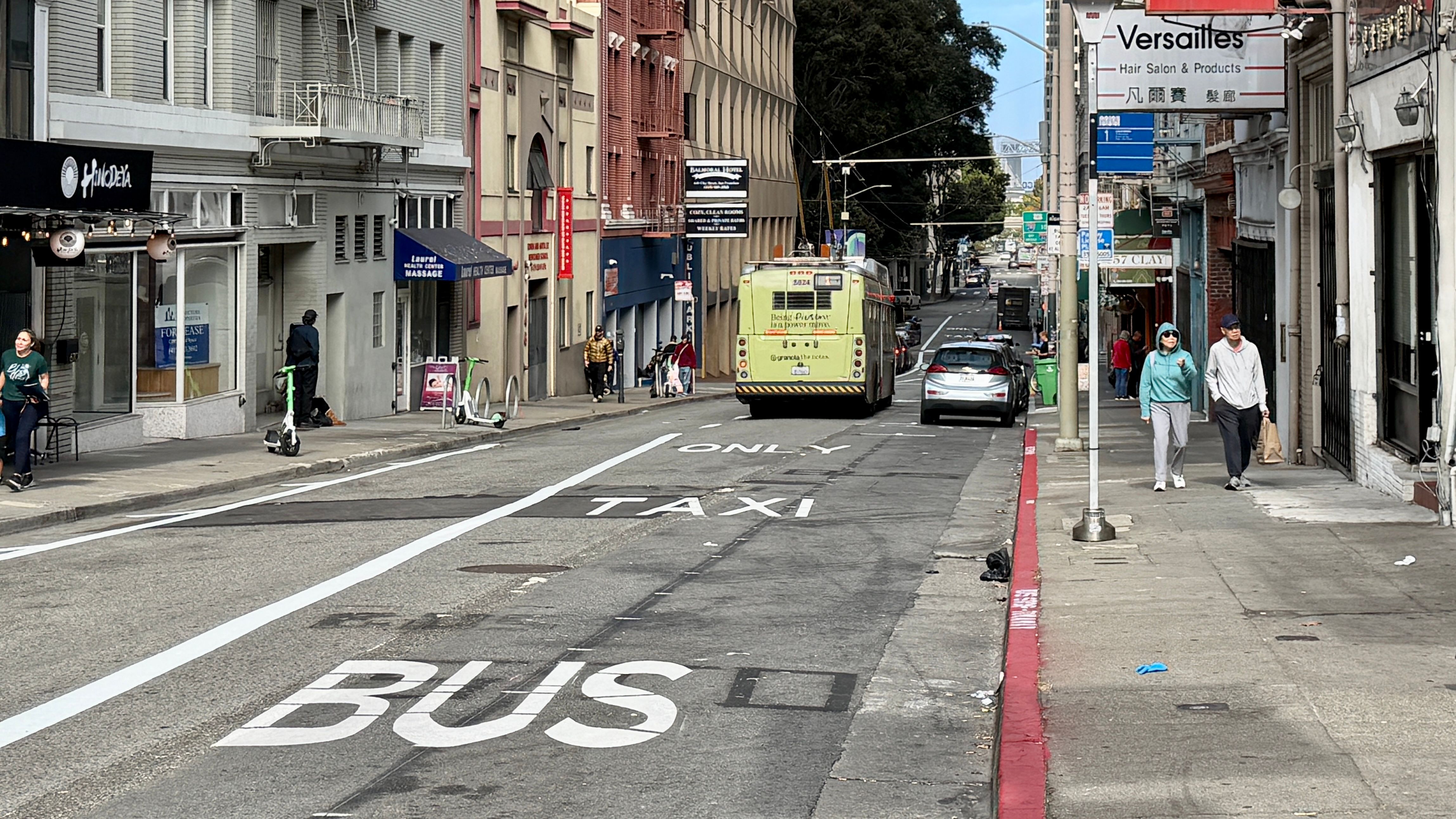 The SFMTA announces changes on the southern side of Clay Street between Kearny and Sansome streets, removing the 7-9 a.m. and 3-6 p.m. tow-away zone on weekdays and making the adjacent traffic lane to a 24-hour transit-only lane. The transit lane would allow use by right-turning vehicles and taxis. The changes would increase 11 curb side parking spaces. Photo by Portia Li