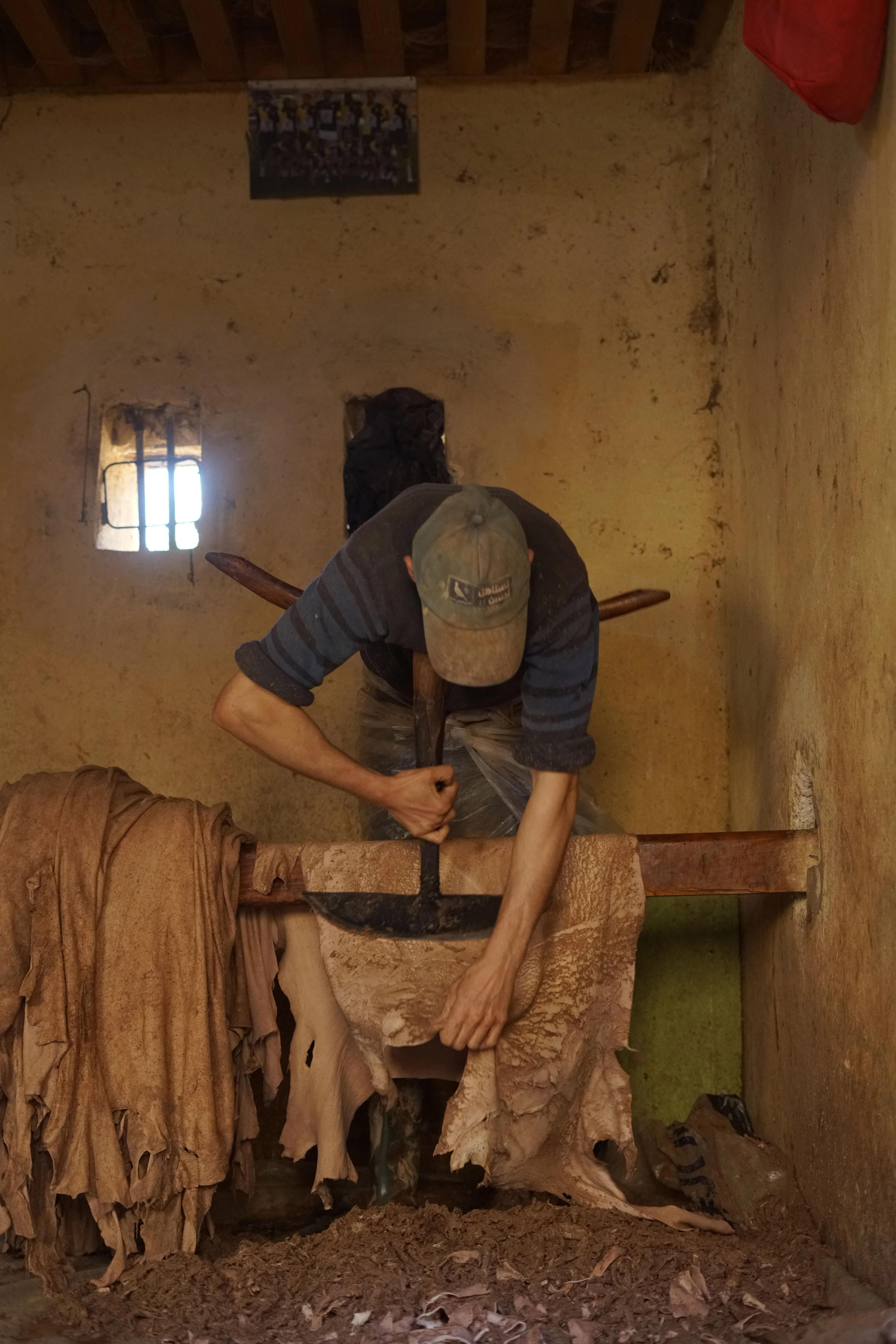 Artisan tannerie travaillant le cuir marocain a la main selon des methodes ancestrales