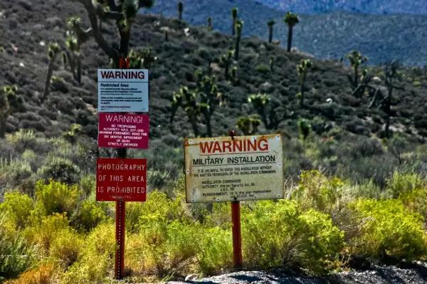 Área 51 - Plcas de Avisos