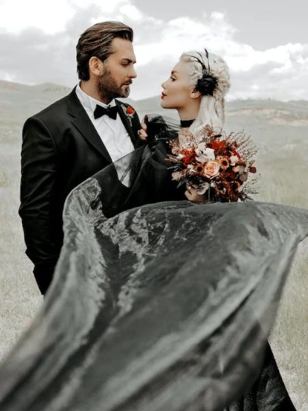 Casal recém casado em preto com Photoshop
