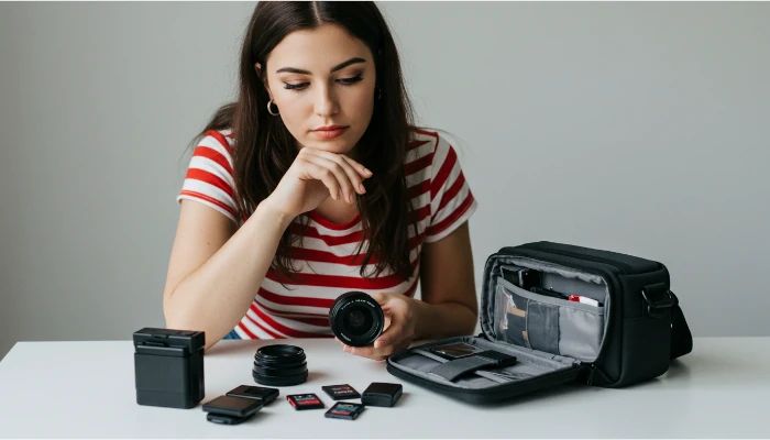 fotógrafa olhando acessórios de câmera digital