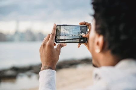 jovem fotografando a paisagem de uma cidade