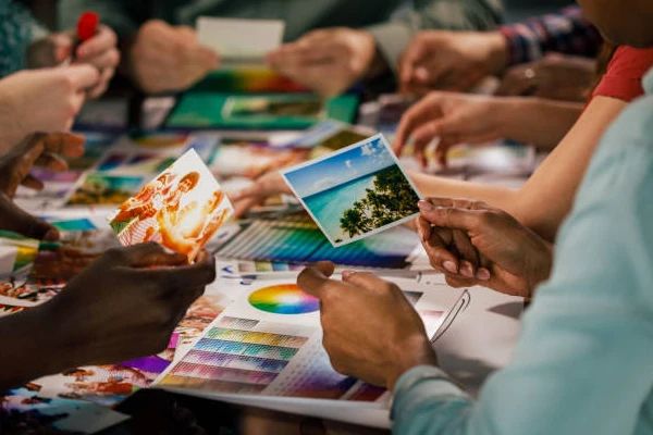 Fotos impressas sobre a mesa