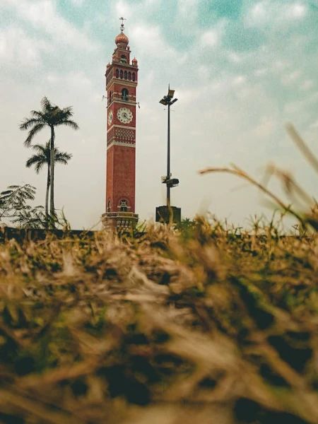 torre em ângulo baixo