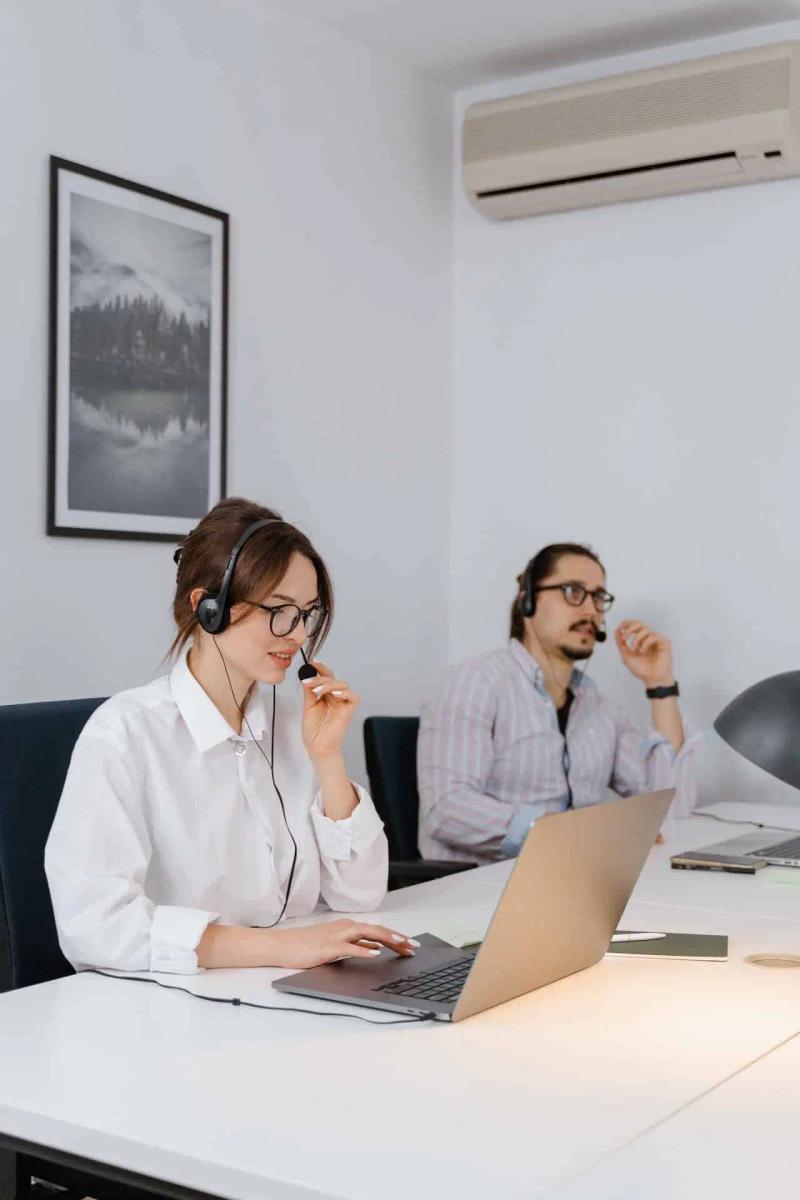 Blog post illustration: Ten Tips to Improve Customer Service for Your Ecommerce Business