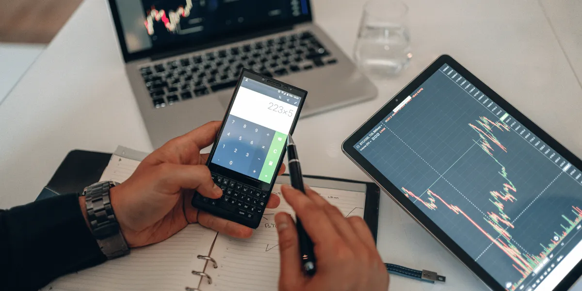 Does amazon pay dividends? An investor's guide