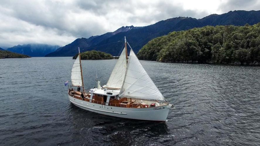 A sail boat on the Te Anau Lake