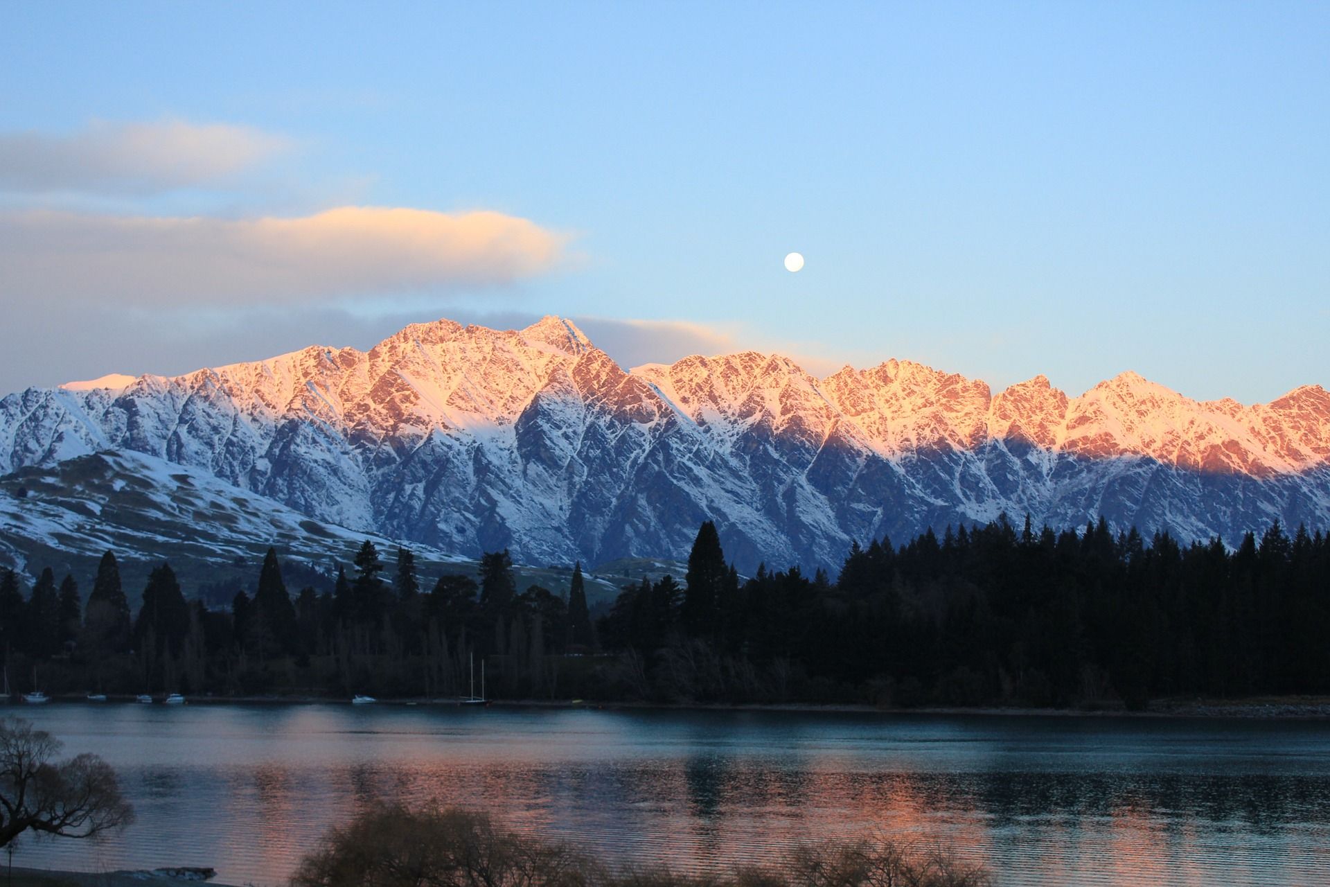 Queenstown and Lake Wakatipu surrounded by mountains