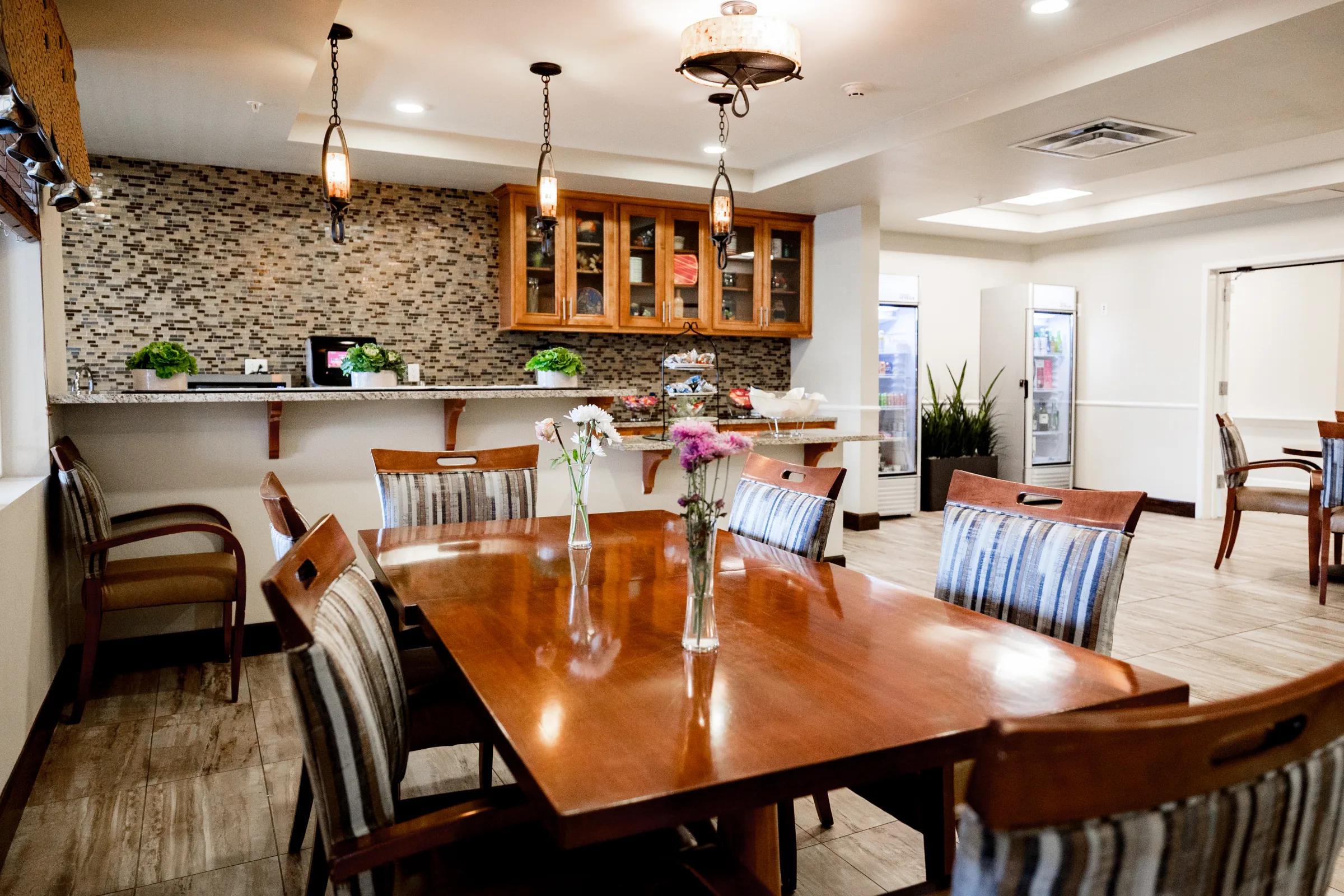 Stonebridge private dining room with mosaic backsplash and fresh floral centerpieces