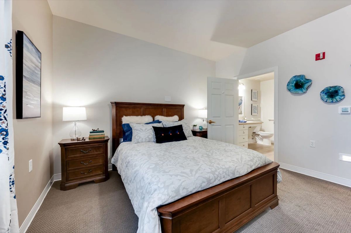 Bedroom setting in Lakewood where memory care residents can follow consistent routines.