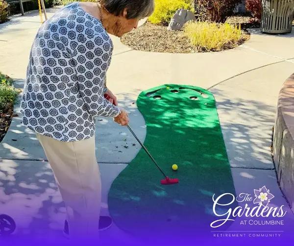 Memory Care Residents Tee Off