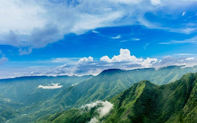 Laitlum Canyons panoramic view of the Grand Canyon of India with rolling green hills and deep misty valleys - breeziah Meghalaya tour package 2026