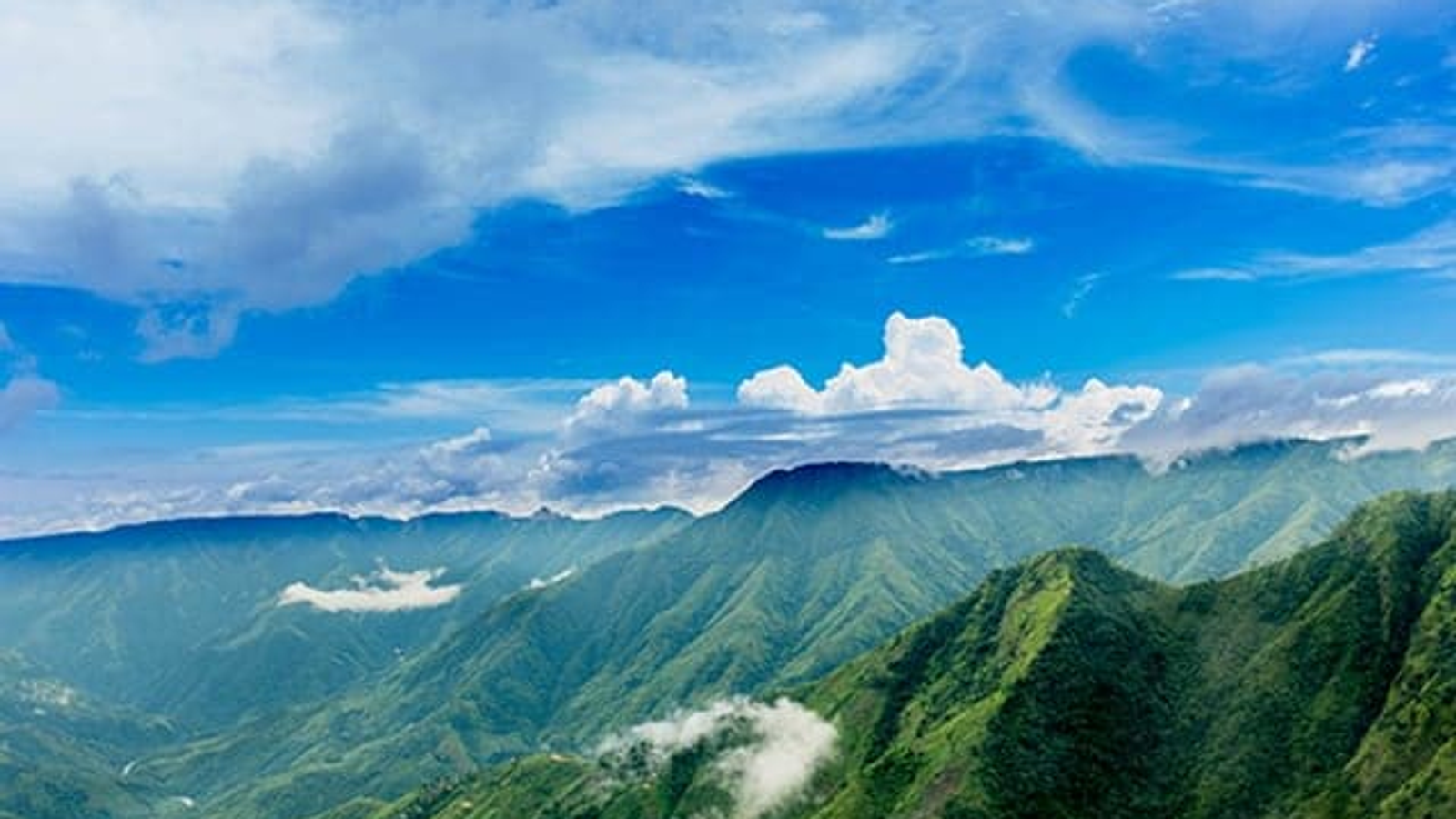 Laitlum Canyons panoramic view of the Grand Canyon of India with rolling green hills and deep misty valleys - breeziah Meghalaya tour package 2026
