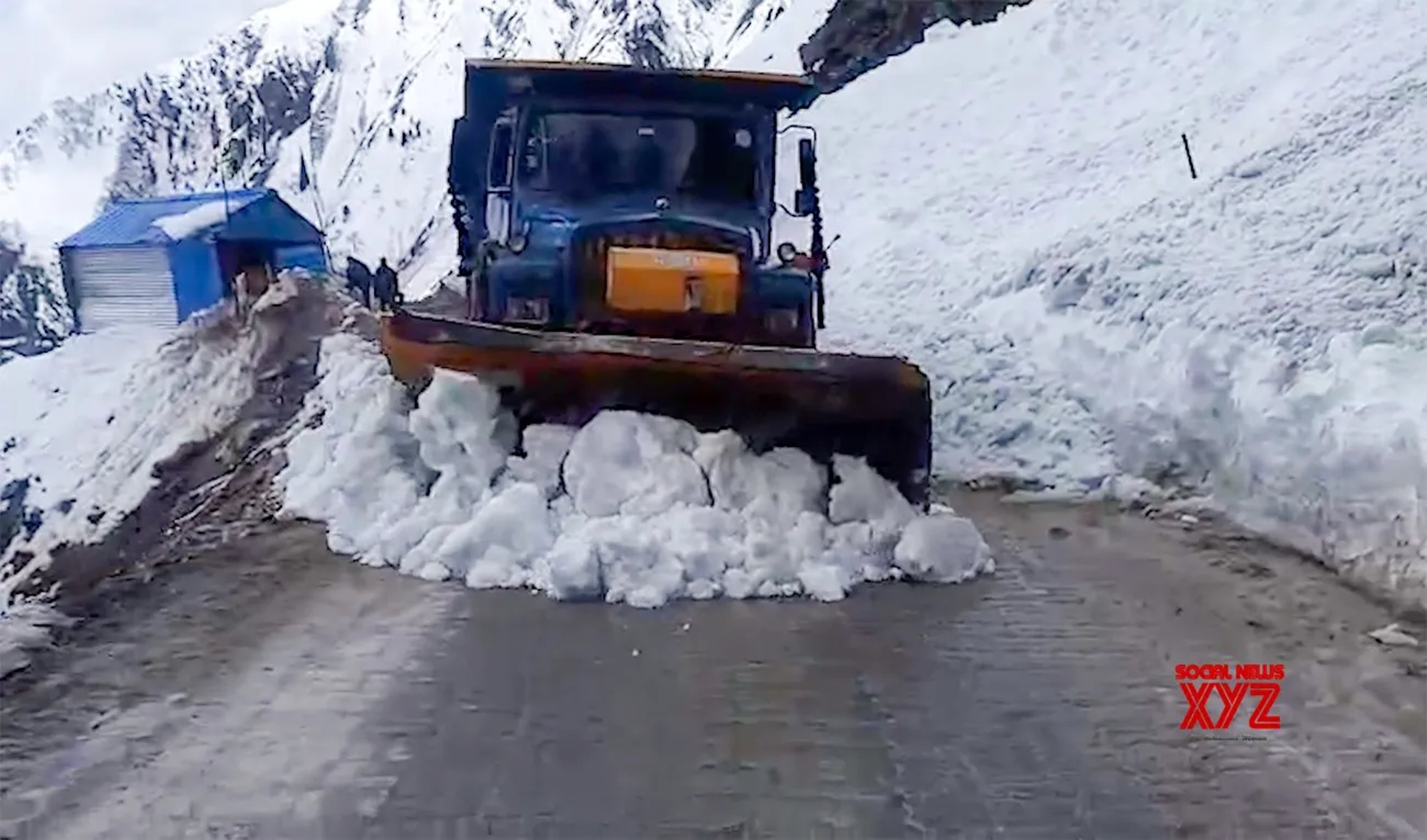 Project Vartak of the Border Road Organization clearing snow at Sela Pass, Arunachal Pradesh.]