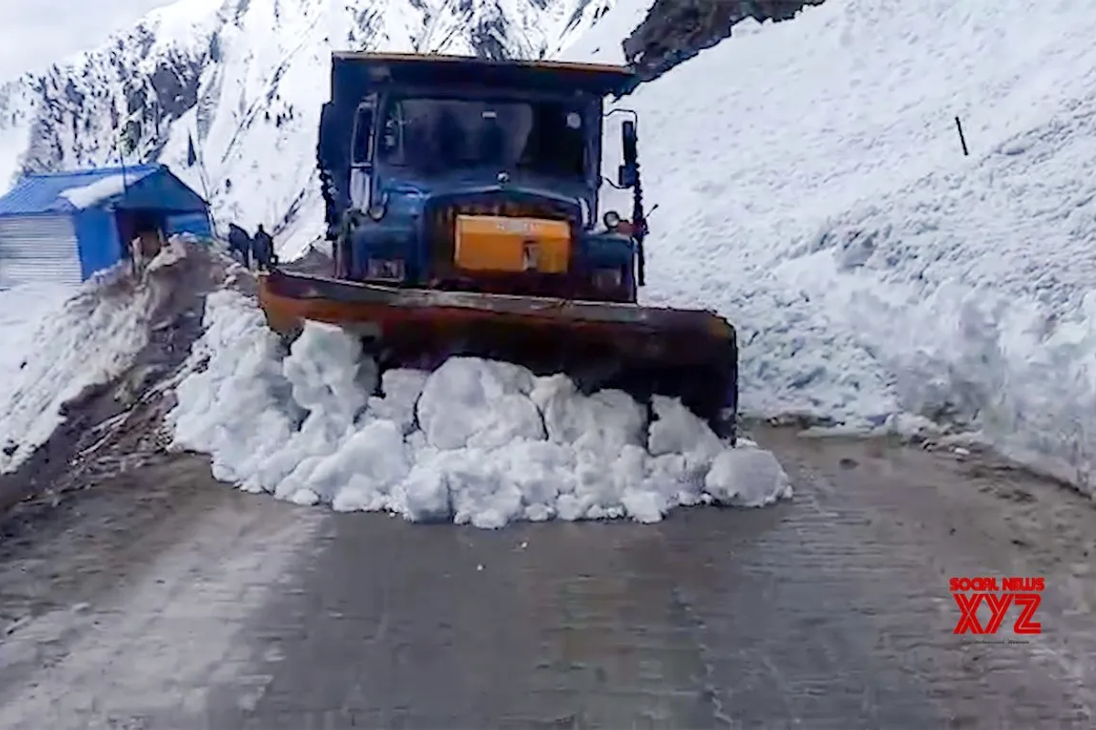 Project Vartak of the Border Road Organization clearing snow at Sela Pass, Arunachal Pradesh.]